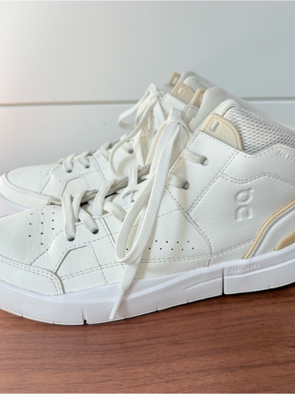 On cloud Running The Roger Clubhouse Mid High Top White Tan Women’s 6 Athletic - Picture 3 of 8